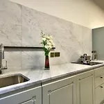 10 Strait Street Апартаменты *