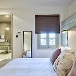 10 Strait Street Апартаменты *