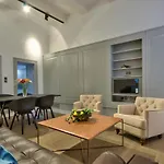 Апартаменты 10 Strait Street