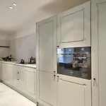 10 Strait Street