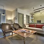 10 Strait Street