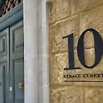 Апартаменты 10 Strait Street