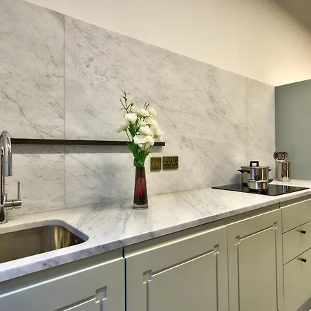 10 Strait Street Apartman *