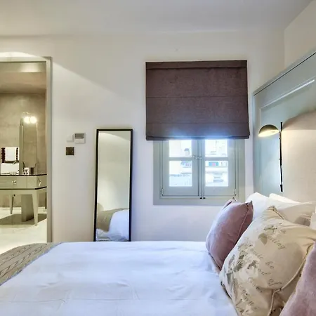 10 Strait Street Apartman *