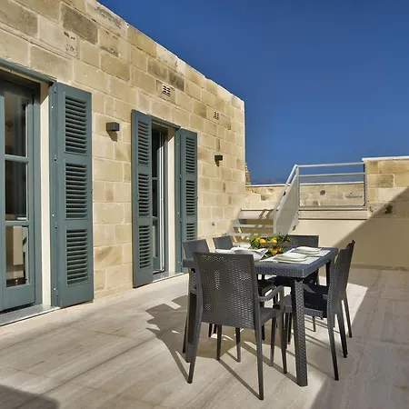 10 Strait Street Apartman *