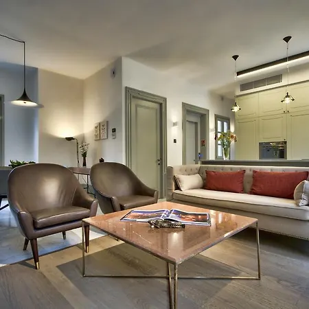 10 Strait Street