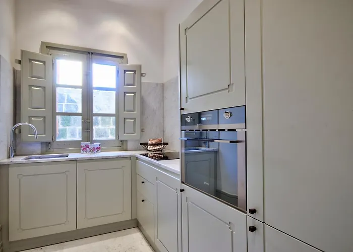 10 Strait Street * Valeta